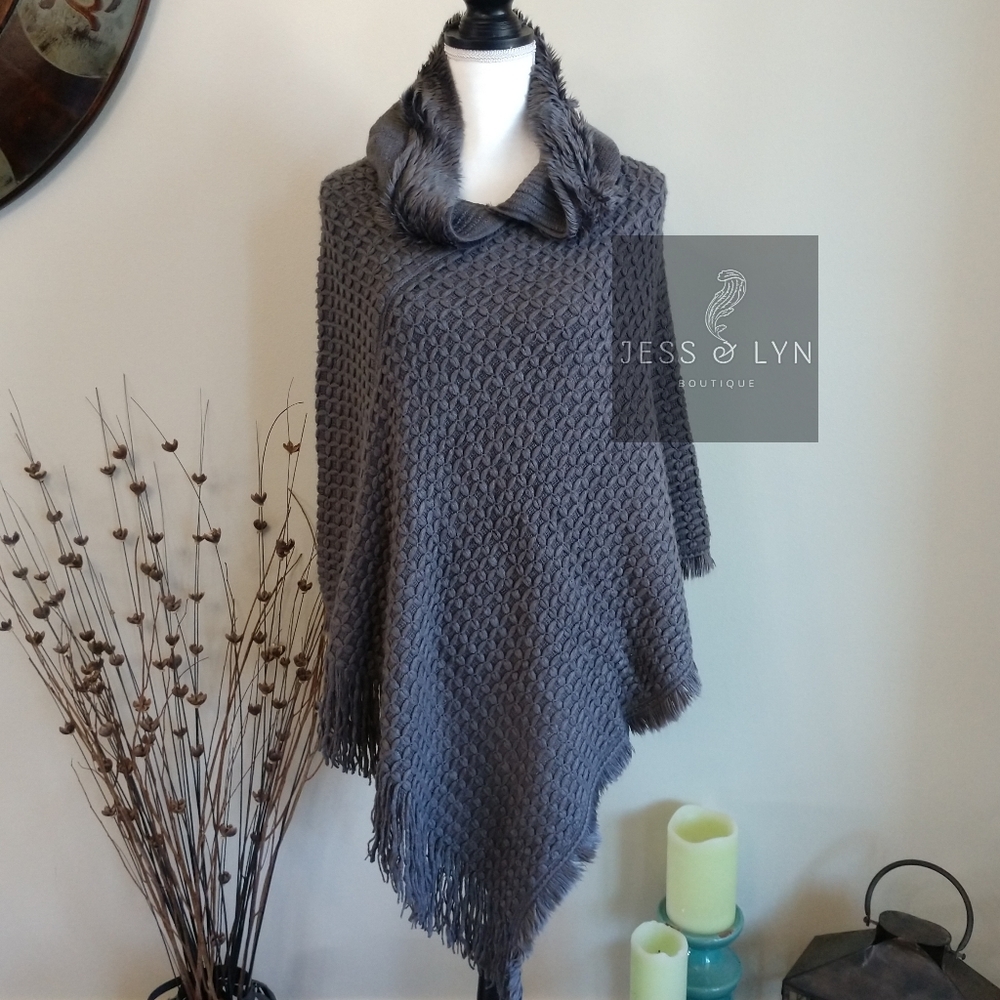 🆕Gray Faux Fur Hooded Fringe Poncho